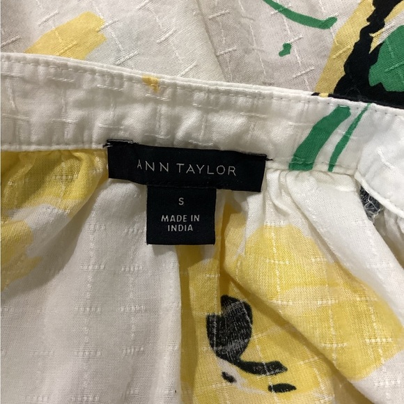 Elegant White Blouse with Lace Trim and Bell Sleeves - Picture 4 of 5